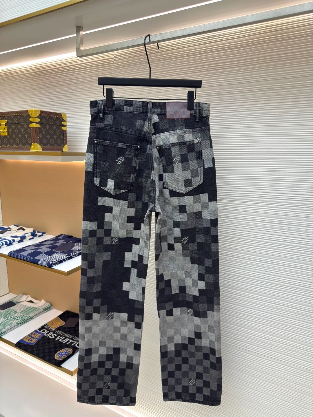 LOUIS VUITTON checkerboard mosaic denim trousers ●Authentic product: Purchased and developed for 15600 ●Item number: 1680020-B40 ●Fabric: denim fabric ●Technology: Jacquard technology ●Version: Fitted version ●Size: 30-32-34-36 ●Weight: about 1250g ●Description: Gradient mosaic plaid fabric developed as it is Restored letter jacquard on denim The minimum order quantity for the pearl hardware laser engraving logo is 6w. The cost of a single pearl button is RMB. The details are processed perfectly. After the garment is ready, the enzyme soaking and washing process is used to make the denim slightly yellowed to show the traces of time. Finally, the buttons are hand-buttoned. Machine equipment cannot be used for buttoning because the button material is pearls. The scrap rate of machine buttoning is 40%. The 13 pearl buttons on the whole body are all hand-buttoned. Unreplicable works of art pay tribute to Fei Dong. The overall wiring is straight and delicate, the fabric is comfortable and soft, and the color is consistent without color difference. It can be matched with the same style to create a fashionable look and control various occasions. Customized accessories, complete with three standards, same style for men and women!